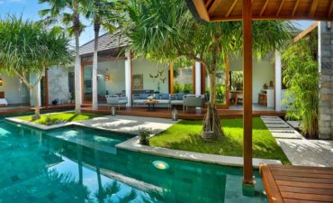 Villa with pool for sale